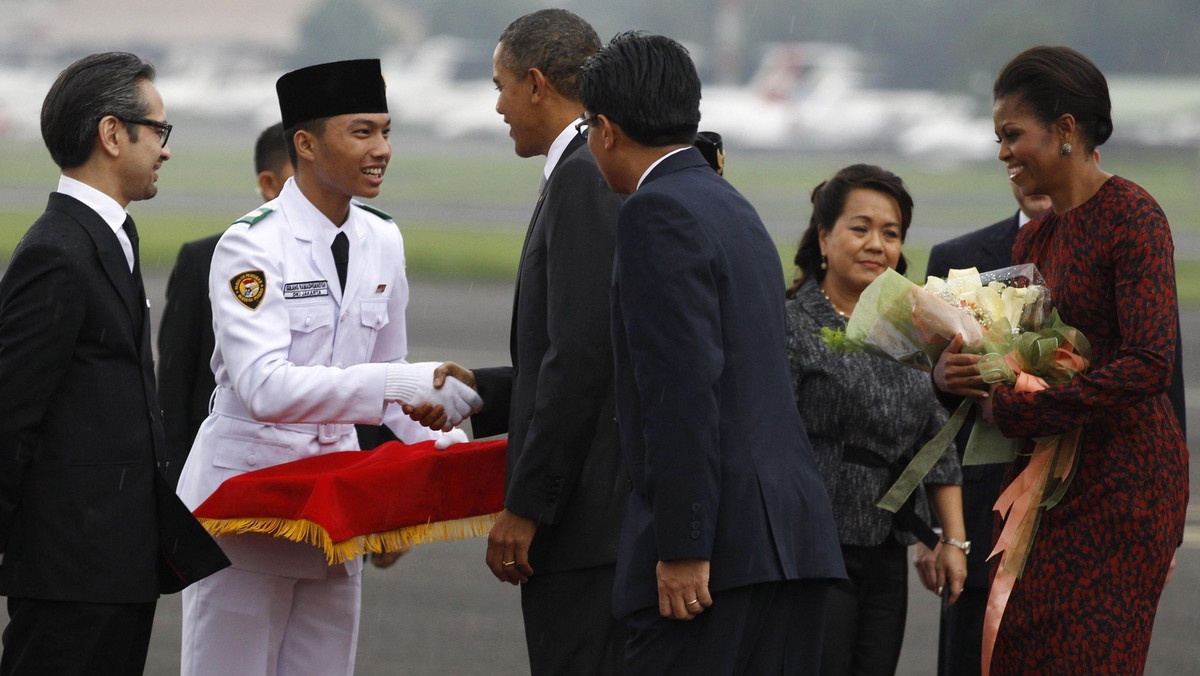 Prezydent USA Barack Obama przybył do Indonezji, którą opuści jutro, kilka godzin wcześniej niż planowano z uwagi na ryzyko chmury popiołów z wulkanu Merapi na wyspie Jawa - poinformował jego rzecznik.