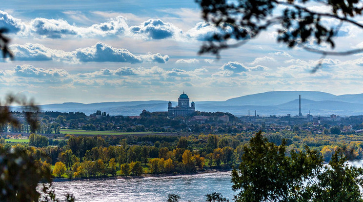 Első lépes, hogy megtaláljátok a tökéletes helyet, mi Esztergom mellett döntöttünk /Fotó: Art Bejó