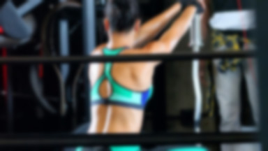 Zobacz, jak seksowna Adriana Lima poci się na siłowni