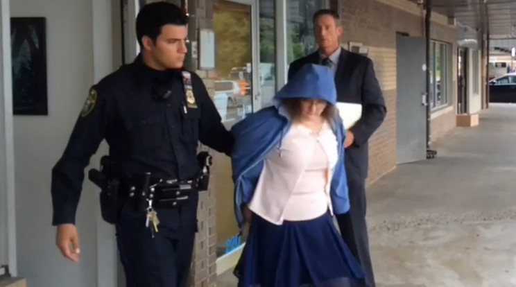 A 49 éves tanárnőt a rendőrök vitték el/ Fotó:The Morning Call Grab