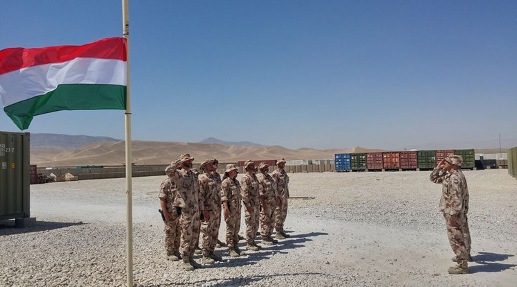 Afganisztánban félárbocra engedett zászlóval tisztelegnek a hősi halottak előtt / bFotó: Facebook - Magyar Honvédség