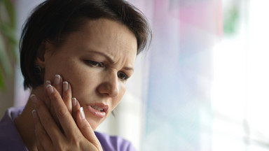 Uczucie "guli" w gardle, szumy uszne i bóle zdrowych zębów – powszechne problemy, które bagatelizujemy i wyciszamy środkami przeciwbólowymi