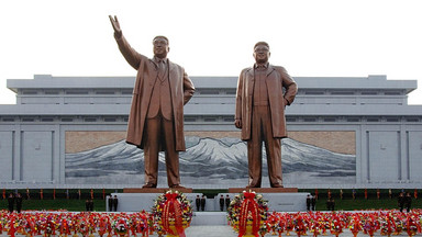 Kim Dzong Il i Kim Ir Sen: dyktatorzy dzieciom