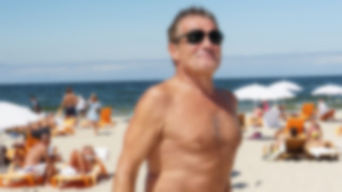 Marek Włodarczyk pręży klatę na plaży w Międzyzdrojach. Wygląda na 63 lata?