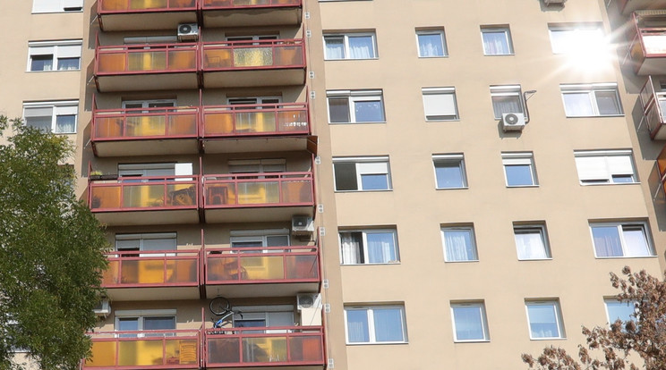 M. A. a hetedik
emeleti lakása
erkélyéről ugrott
a mélybe, szörnyethalt /Fotó: Varga Imre