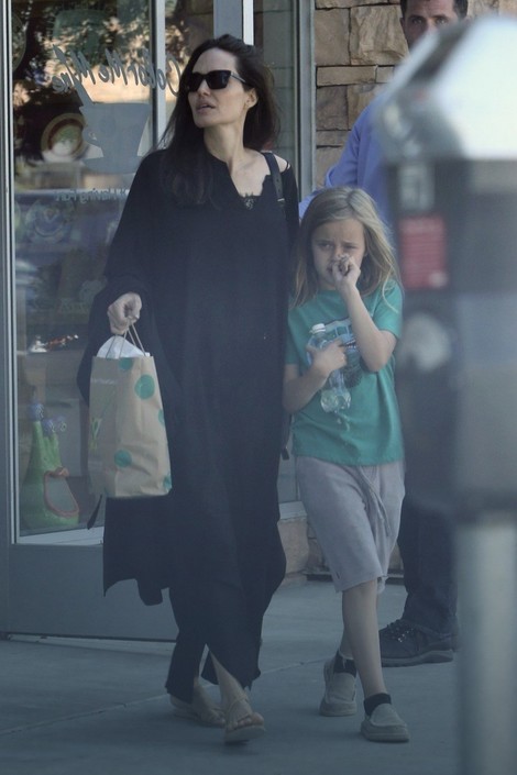 Usred leta ona nosi isključivo duge rukave