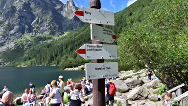 Apogeum ruchu turystycznego w Tatrach. Na szlakach tworzą się kolejki