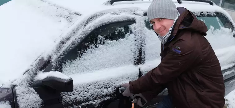 Jak otworzyć zamarznięte auto i go nie zepsuć?