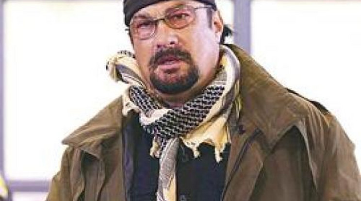 Steven Seagal képezi ki az egyetemistákat