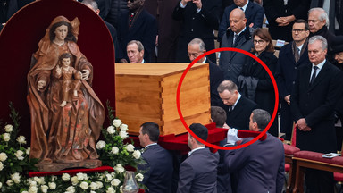 Andrzej Duda na pogrzebie Benedykta XVI. Ten gest wykonał jako jedyny
