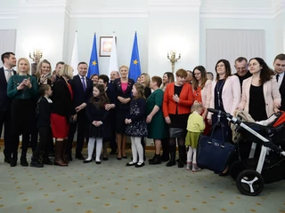 Prezydent Andrzej Duda z żoną Agatą Kornhauser-Dudą podczas spotkania z rodzinami wielodzietnymi w Pałacu Prezydenckim, 14 lutego 2018 roku.