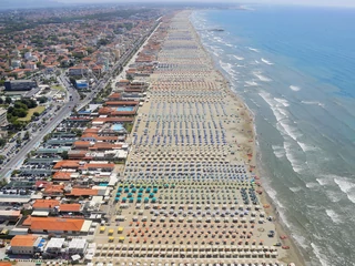 Plaża w Viareggio. We Włoszech połowa sierpnia to szczyt sezonu wakacyjnego