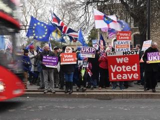 Przyszłość Wielkiej Brytanii wciąż nie jest przesądzona. Zwolennicy i przeciwnicy brexitu na londyńskiej ulicy. 15 stycznia 2019 r.