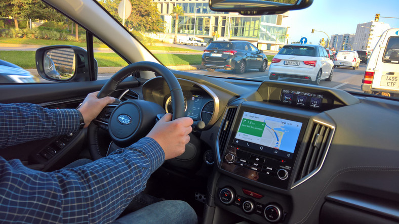 Pozycja za kierownicą bardzo wygodna. Pod ręką świetny ekran 8 o przekątnej 8 cali. Dobrze prezentuje się na nim Android Auto. Subaru Impreza