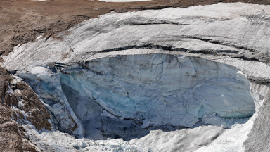 Nowa wielka rozpadlina w lodowcu masywu Marmolada w Dolomitach
