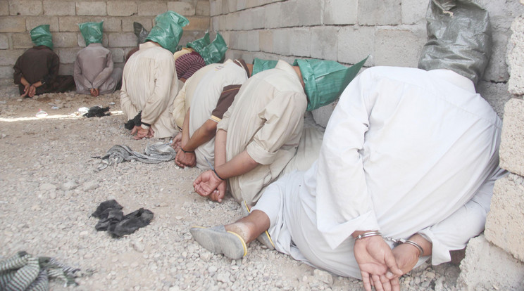 Ezen a korábbi fotón kivételesen nem az ISIS áldozatai, hanem elfogott terrorgyanús személyek láthatók, Irakban / Fotó: Northfoto