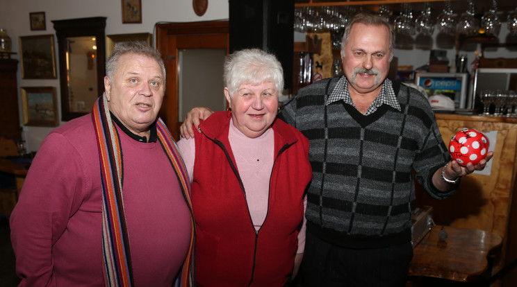 Tibor (jobbra, mellette felesége, Éva) elkapta Tibi bácsi
pöttyös labdáját / Fotó: Isza Ferenc