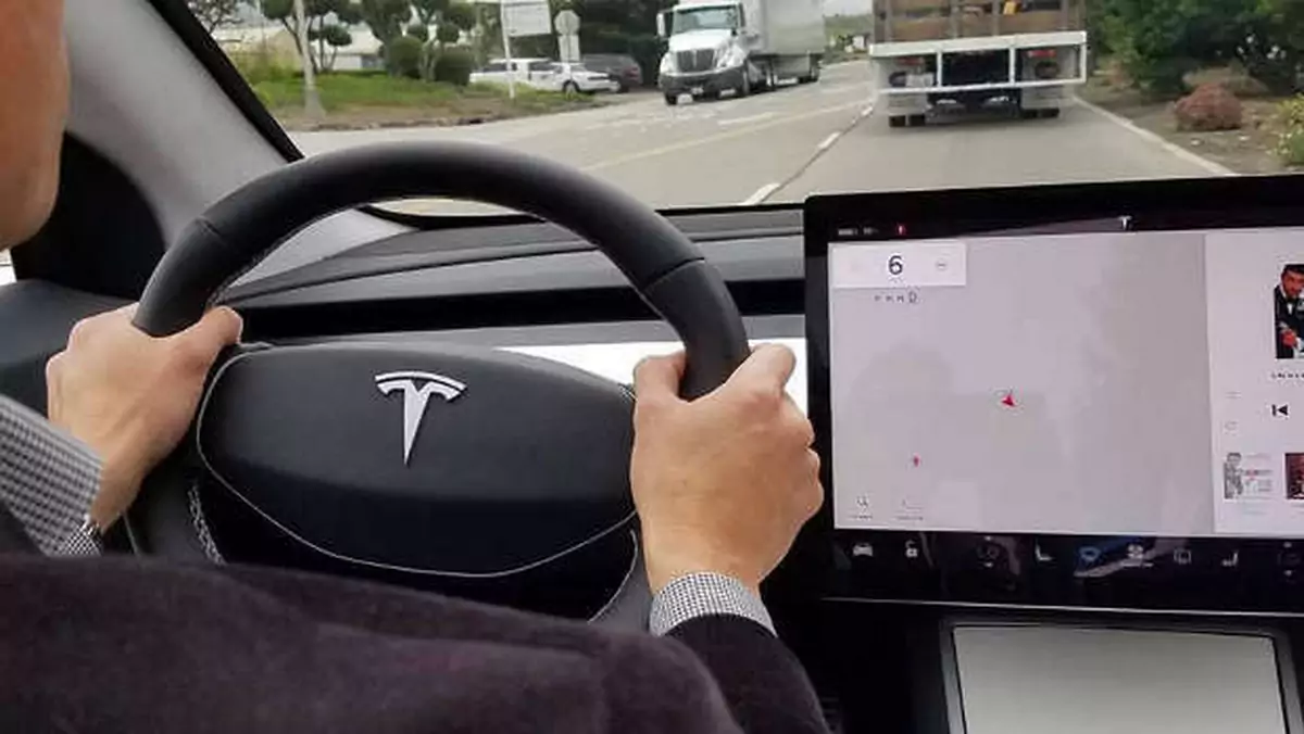 Tesla Model 3 z jednym wyświetlaczem i bez HUD