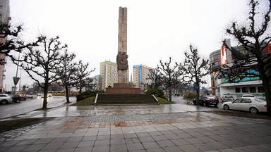 Szczecin: ruszył demontaż pomnika w centrum miasta