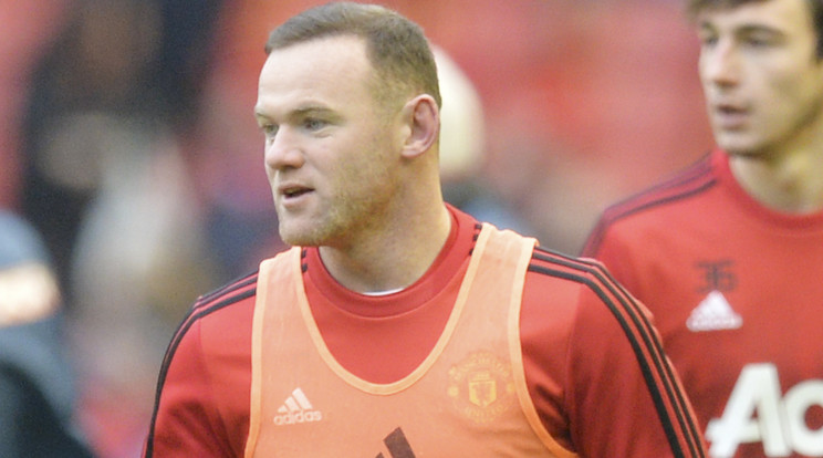 Wayne Rooney (30), az angol válogatott és a Manchester United kiválósága hosszú hetek óta küzd térdsérülésével. Az orvosok halogat-
ják a műtétet, hiszen operá-
ció esetén szinte alig maradna esélye arra, hogy bevethető legyen az Európa-bajnokságon, ő a válogatott legnagyobb sztárja
/Fotó: AFP