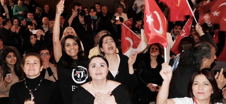 Niemieccy Turcy żyją w demokracji i popierają autokrację Erdogana