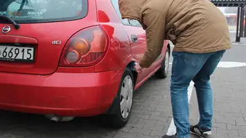 Słyszysz dziwny dźwięk, ruszając samochodem? To wcale nie musi być awaria