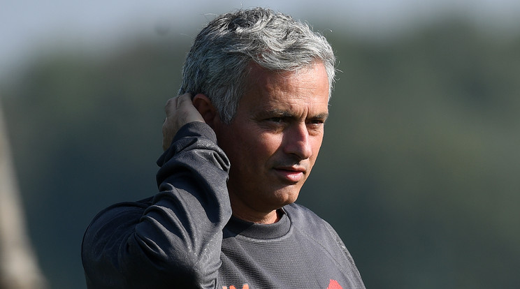 Foghatja a fejét Mourinho, nem talált ideális edzőpályát a játékosainak /Fotó: AFP