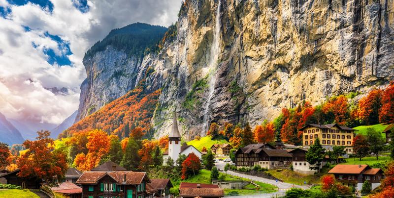 Urocza alpejska wioska ma dosyć jednodniowych "turystów z telefonami"