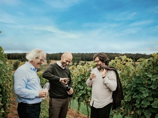 Zbigniew, Jacek i Grzegorz Turnau. To od sukcesu ich winnicy zaczął się boom na produkcję wina w Polsce. Słyną z Solarisów, które świetnie sobie radzą w starciu z ofertą bardzo dobrych światowych winnic.
