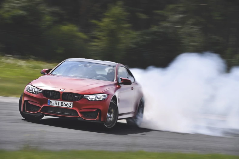 Jeden prycha, drugi dymi - Audi RS5 kontra BMW M4 na torze