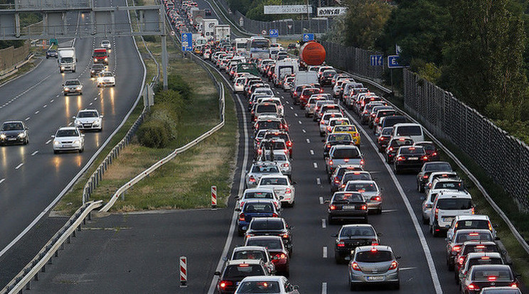 Hatalmas a torlódás az M7-en / Fotó: RAS-archívum