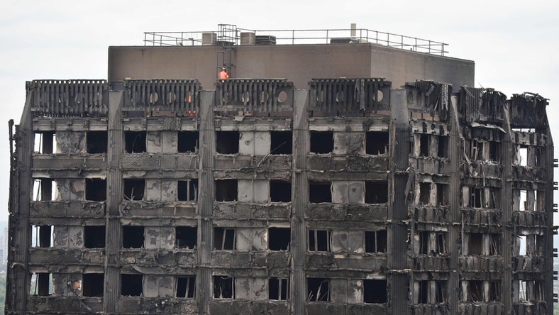 Zbudowany w 1974 roku blok mieszkalny Grenfell Tower zapalił się 14 czerwca