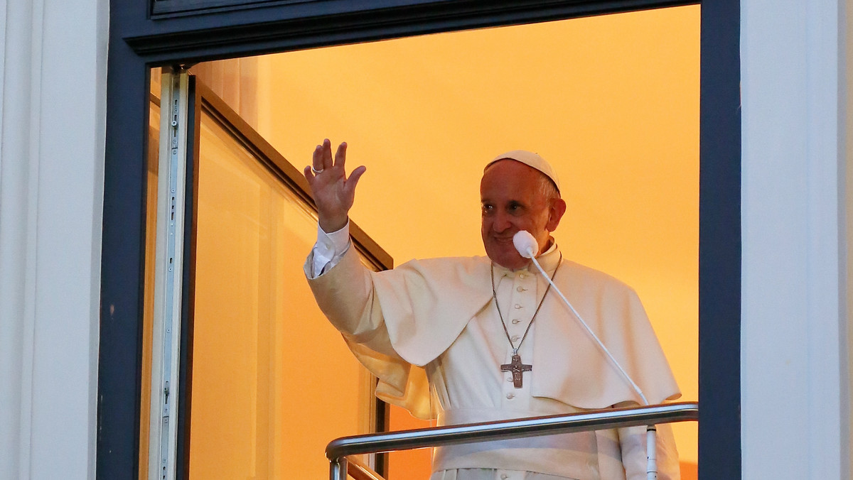 Trwają Światowe Dni Młodzieży. Papież spotkał się dziś z chorymi dziećmi w Uniwersyteckim Szpitalu Dziecięcym. Wcześniej Franciszek odwiedził Oświęcim, gdzie modlił się na terenie byłego niemieckiego obozu zagłady Auschwitz-Birkenau. Na Błoniach odbyła się Droga Krzyżowa z udziałem papieża i młodzieży, która przyjechała na ŚDM 2016. Po godzinie 20 Ojciec Święty pojawił się w oknie papieskim. Zapraszamy do relacji live z najważniejszych wydarzeń ŚDM 2016!