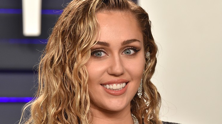 Miley Cyrus a mellbimbóit villantotta meg az Instagramon /Fotó: Northfoto