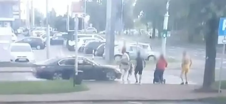Kierowca BMW wjechał na przejście na czerwonym. Matka z dzieckiem w ułamku sekundy znaleźli się w powietrzu [WIDEO]