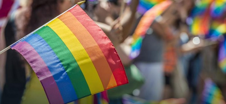 Radni PiS chcieli przyjęcia uchwały "anty-LGBT" w urodziny Jana Pawła II. Marszałek: jestem zniesmaczony