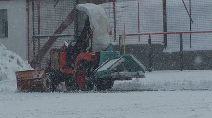 Hatalmas a hó a Bozsik Stadionban/Fotó: honvedfc.hu