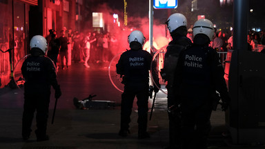 Sylwestrowe walki z policją w Belgii. Kobieta pogryzła funkcjonariusza