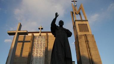 Kolejny pomnik Jana Pawła II oblany czerwoną farbą. Tym razem w Stalowej Woli