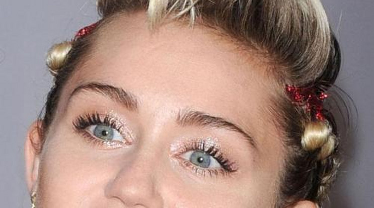 Hónaljszőr és bőr melltartó – hát persze: Miley Cyrus! - Fotó