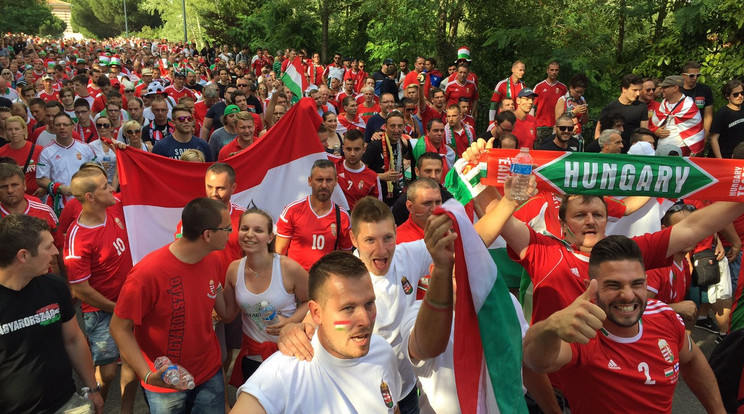 A magyar szurkolók együtt vonultak a stadionhoz /Fotó: Szabó Endre