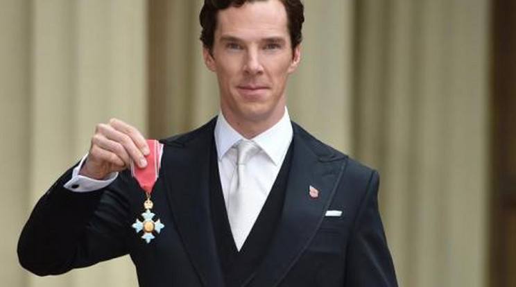 Kitüntette a királkynő a Sherlock sztárját