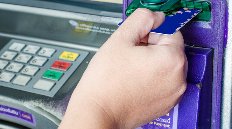 Egy ATM-hez rögzített eszközzel csalt a férfi / Fotó: Northfoto