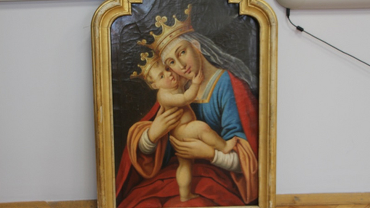 W jednym z wrocławskich domów dolnośląscy policjanci natrafili na obraz przedstawiający Madonnę z Dzieciątkiem Jezus. Płótno zostało skradzione 25 lat temu z jednego z polkowickich kościołów. Teraz po odzyskaniu, wróci na swoje miejsce.