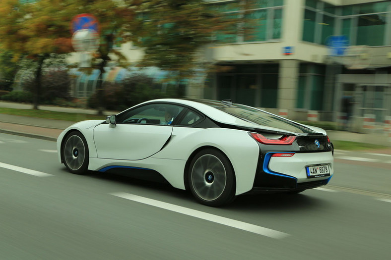 BMW i8 - samochód z piorunującym wrażeniem