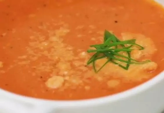 Kremowa i rozgrzewająca zupa z pieczonej papryki