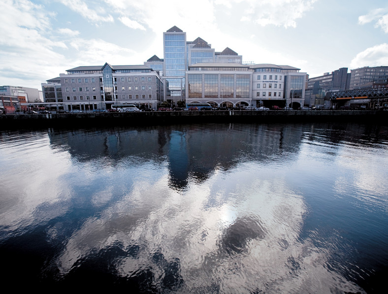 Biznesowa dzielnica  nad rzeką Liffey.