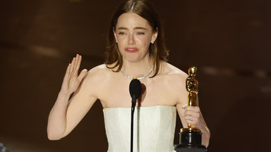 Emma Stone na Oscarach 2024: łzy, panika, popruta sukienka i cytat z Taylor Swift