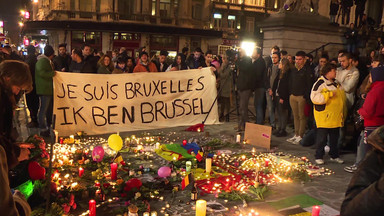 Świece, kwiaty, znicze. Bruksela pogrążona w smutku po serii zamachów