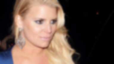 Jessica Simpson kusi głębokim dekoltem. Co za biust!